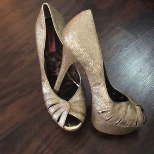 Betsey Johnson GoldGlitter pumps